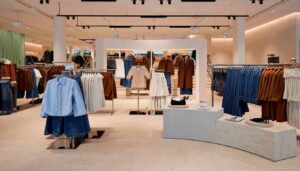 tienda de moda con luminarias led lineales 