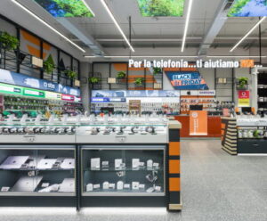 tienda con luminarias led lineales de alto flujo